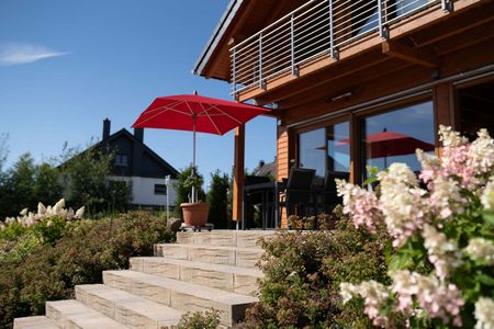 Blick auf die Terrasse eines Hauses mit Treppen im Vordergrund