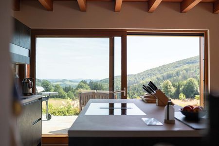 Ausblick aus einem großen Fenster in die Natur